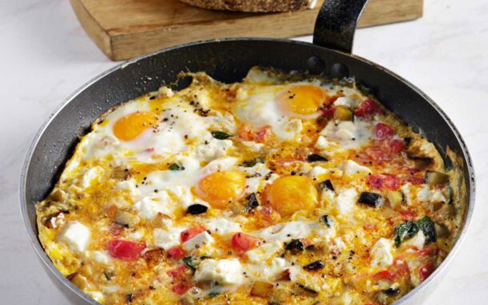 στραπατσάδα-με-ντομάτα-μελιτζάνες-κα-562461463