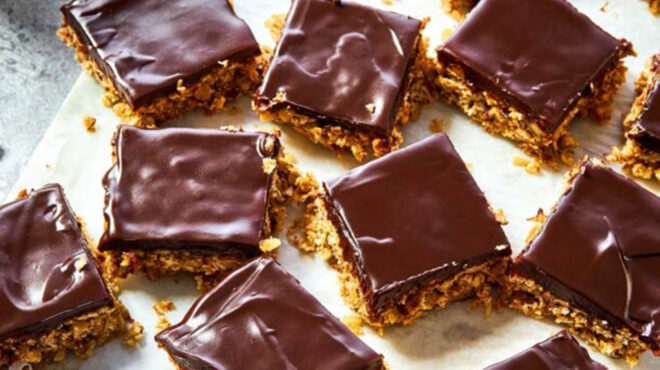 γλυκό-με-γκρανόλα-και-επικάλυψη-σοκολ-562481494