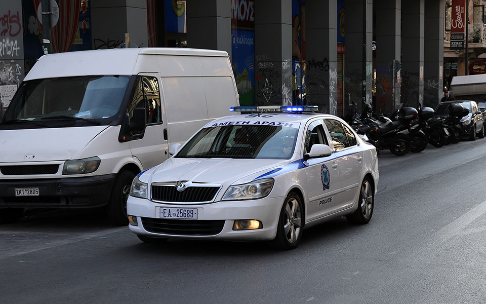 κερατσίνι-χειροπέδες-σε-δύο-άτομα-για-562461943