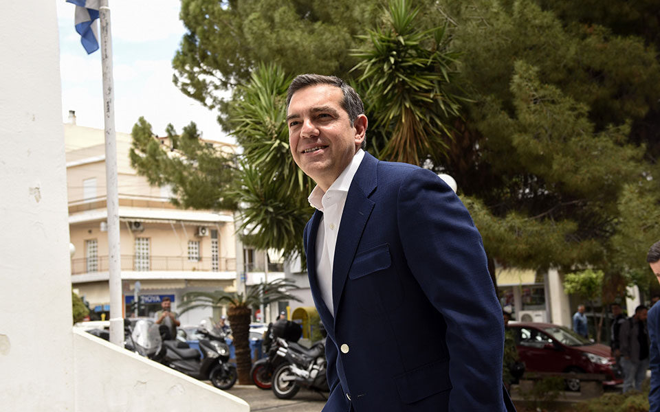 τσίπρας-επίσκεψη-στο-κέντρο-προστασί-562455397