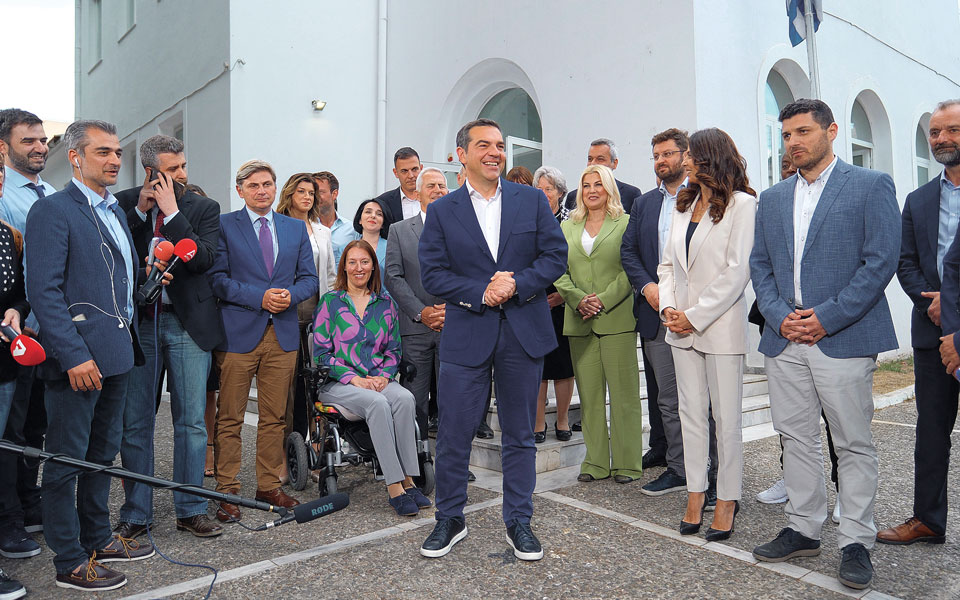 συριζα-η-σκηνογραφία-της-νέας-βιτρίνα-562453627