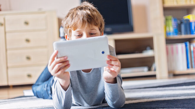 ο-ου-βοηθάει-τα-παιδιά-να-μιλήσουν-562472887