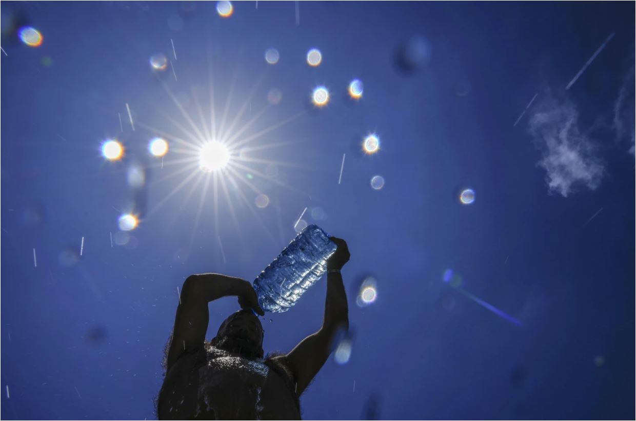 Συντριβάνια, ανεμιστηράκια, βουτιές: Ο καύσωνας στον κόσμο σε εικόνες-4