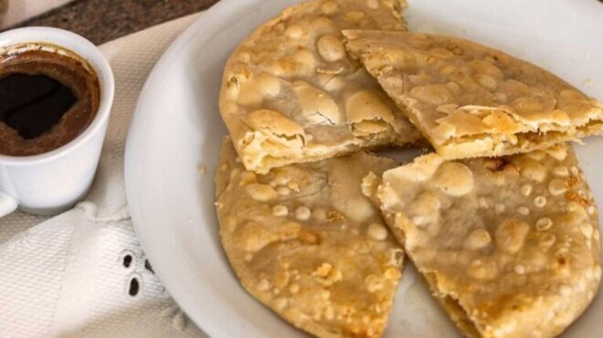 πίτα-σαν-σφακιανή-με-σκορδάτη-γέμιση-τ-562531990