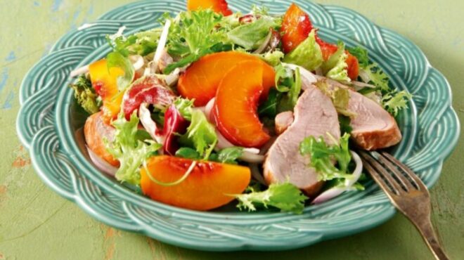 φρούτα-στις-σαλάτες-φρούτα-και-στο-φαγ-562520398