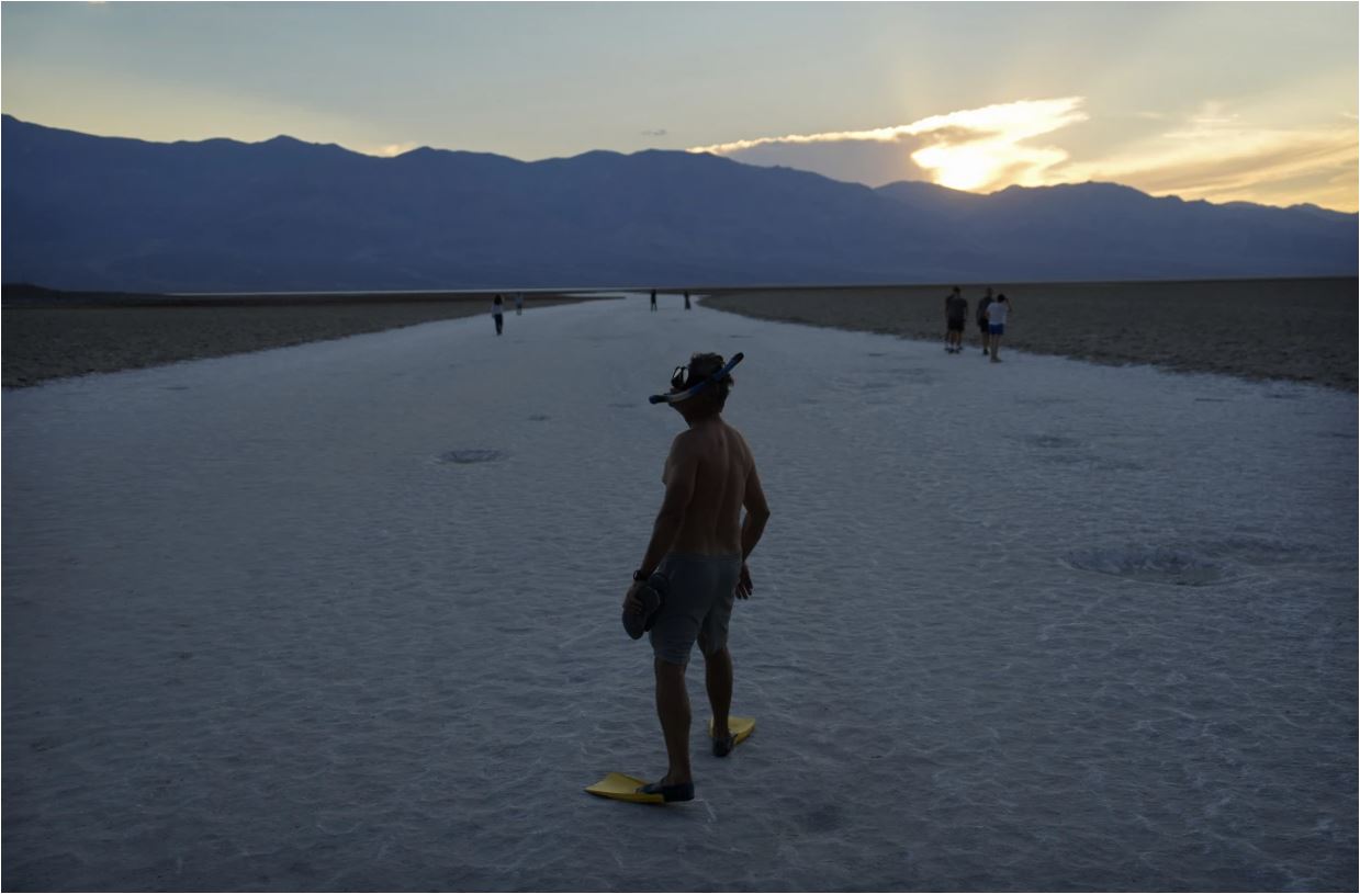 Συντριβάνια, ανεμιστηράκια, βουτιές: Ο καύσωνας στον κόσμο σε εικόνες-8