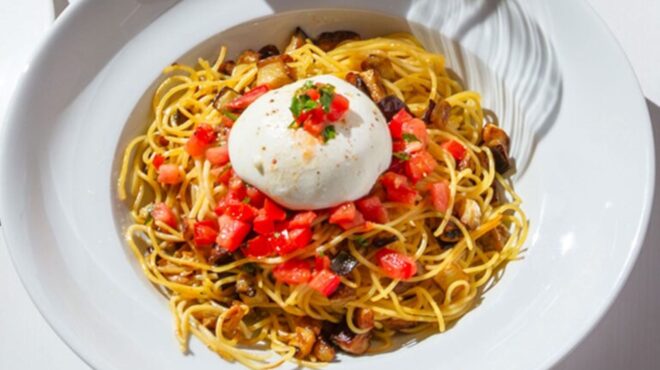 σπαγγέτι-με-μελιτζάνες-ντομάτα-και-mozzarella-bur-562534951