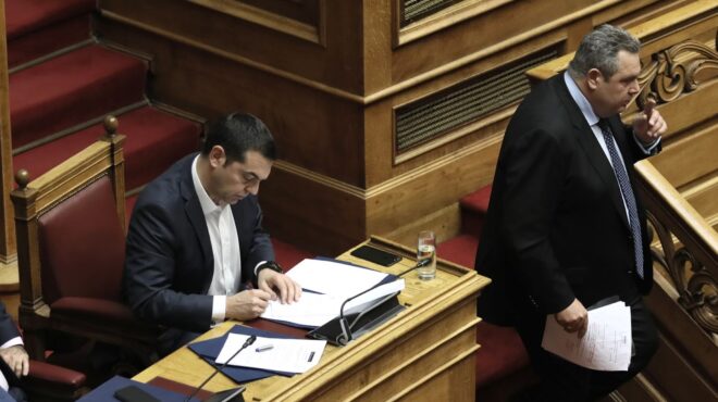 συριζα-κατά-καμμένου-κατασκευάζει-σε-562507702