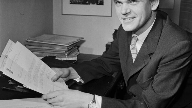 o-κόσμος-του-βιβλίου-μπροστά-στην-επέλα-562517848