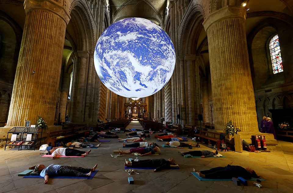 Διαμαρτυρία στην άμμο-1