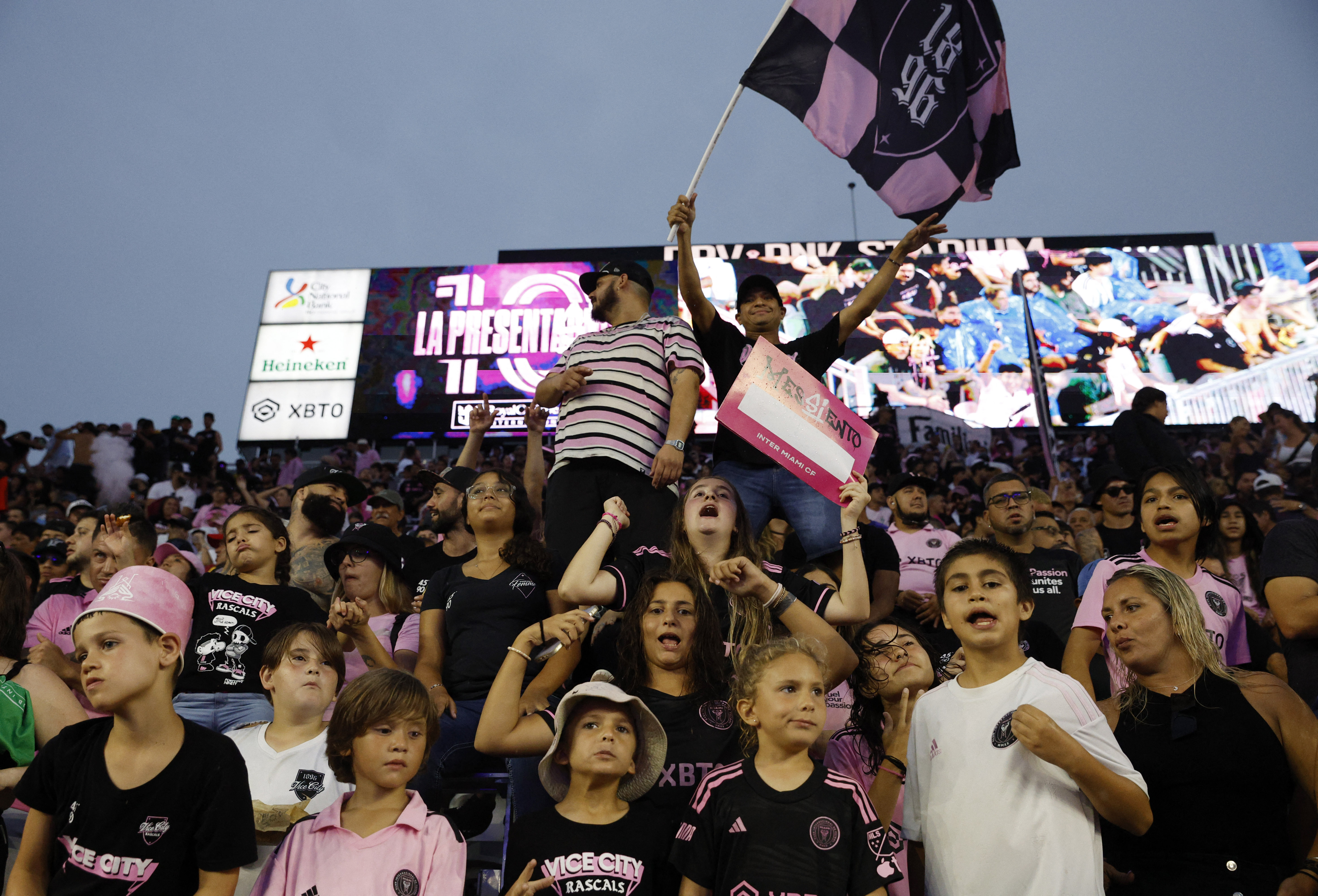 Λιονέλ Μέσι: Αποθέωση από 20.000 φιλάθλους στη θεαματική παρουσίαση της Ιντερ Μαϊάμι-1