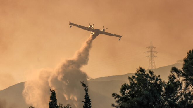 πυρκαγιές-μάχη-για-ακόμη-μια-ημέρα-σε-ρ-562538650