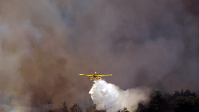 πυρκαγιές-σφιχτά-δεμένοι-στο-κάθισμα-562545934