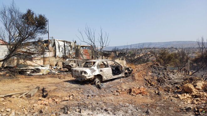 φωτιά-στη-μάνδρα-του-χρόνου-όλα-γύρω-θ-562532824