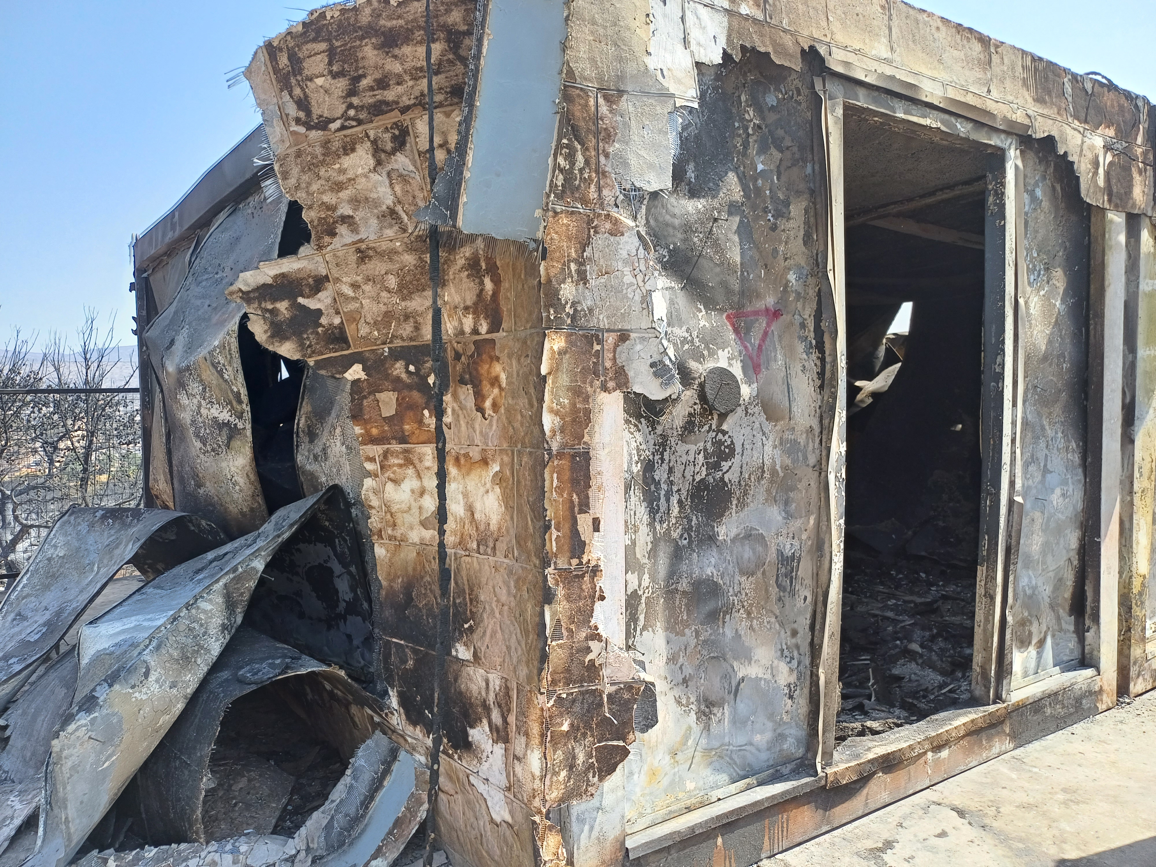 Φωτιά στη Μάνδρα: «Του χρόνου όλα γύρω θα είναι πάλι πράσινα»-1