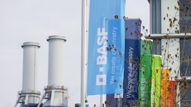 χημικοί-όμιλοι-εγκαταλείπουν-τη-γερμ-562514734