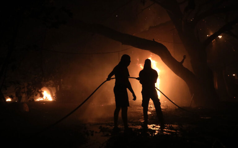 μάχη-με-τις-φλόγες-σε-πολλαπλά-μέτωπα-562536529