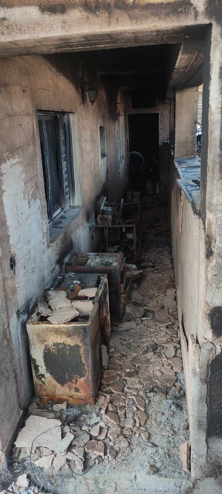 «Με έβγαλαν με το ζόρι οι αστυνομικοί» – H «Κ» στις στάχτες της Μάνδρας-3