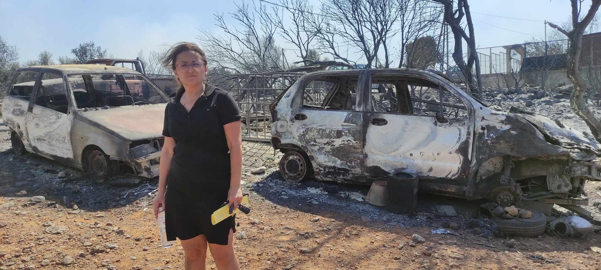 «Με έβγαλαν με το ζόρι οι αστυνομικοί» – H «Κ» στις στάχτες της Μάνδρας-5