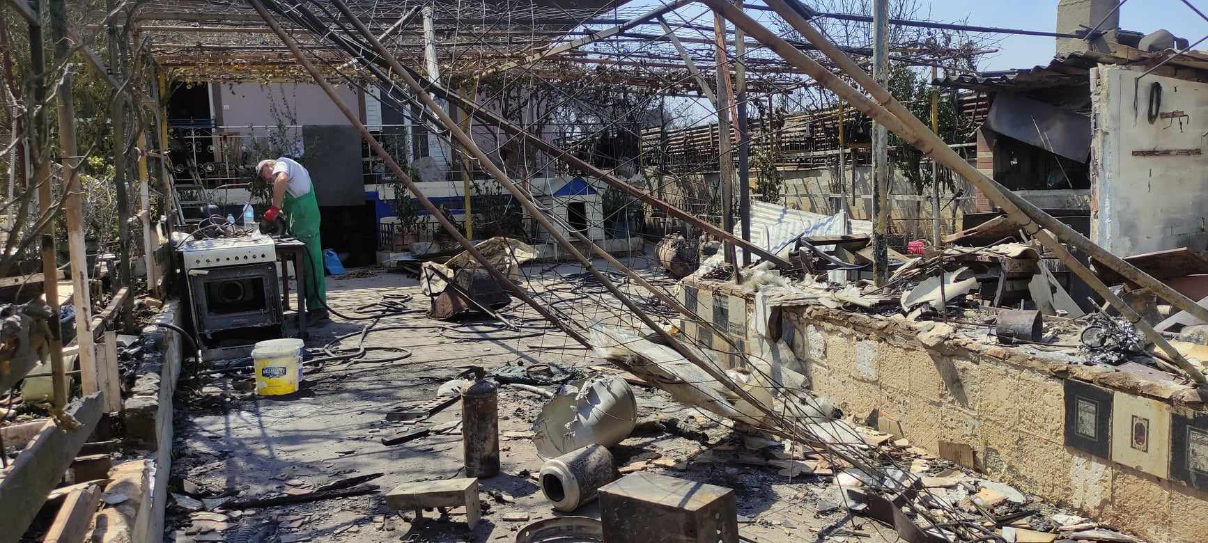 «Με έβγαλαν με το ζόρι οι αστυνομικοί» – H «Κ» στις στάχτες της Μάνδρας-1