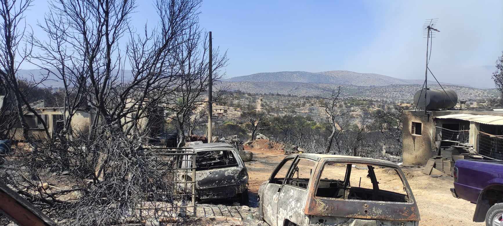 «Με έβγαλαν με το ζόρι οι αστυνομικοί» – H «Κ» στις στάχτες της Μάνδρας-7