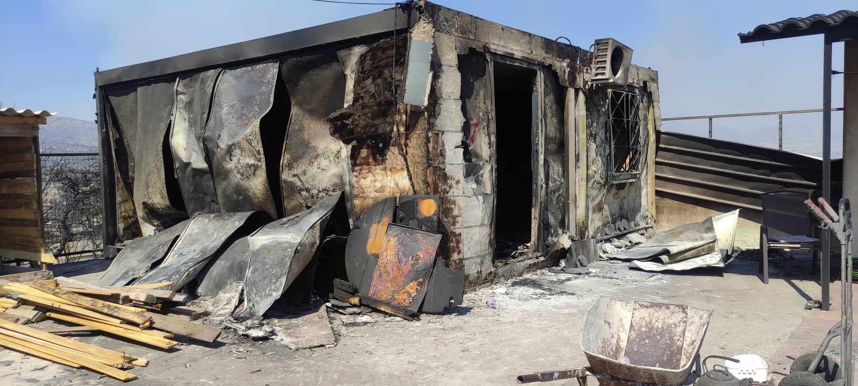 «Με έβγαλαν με το ζόρι οι αστυνομικοί» – H «Κ» στις στάχτες της Μάνδρας-2