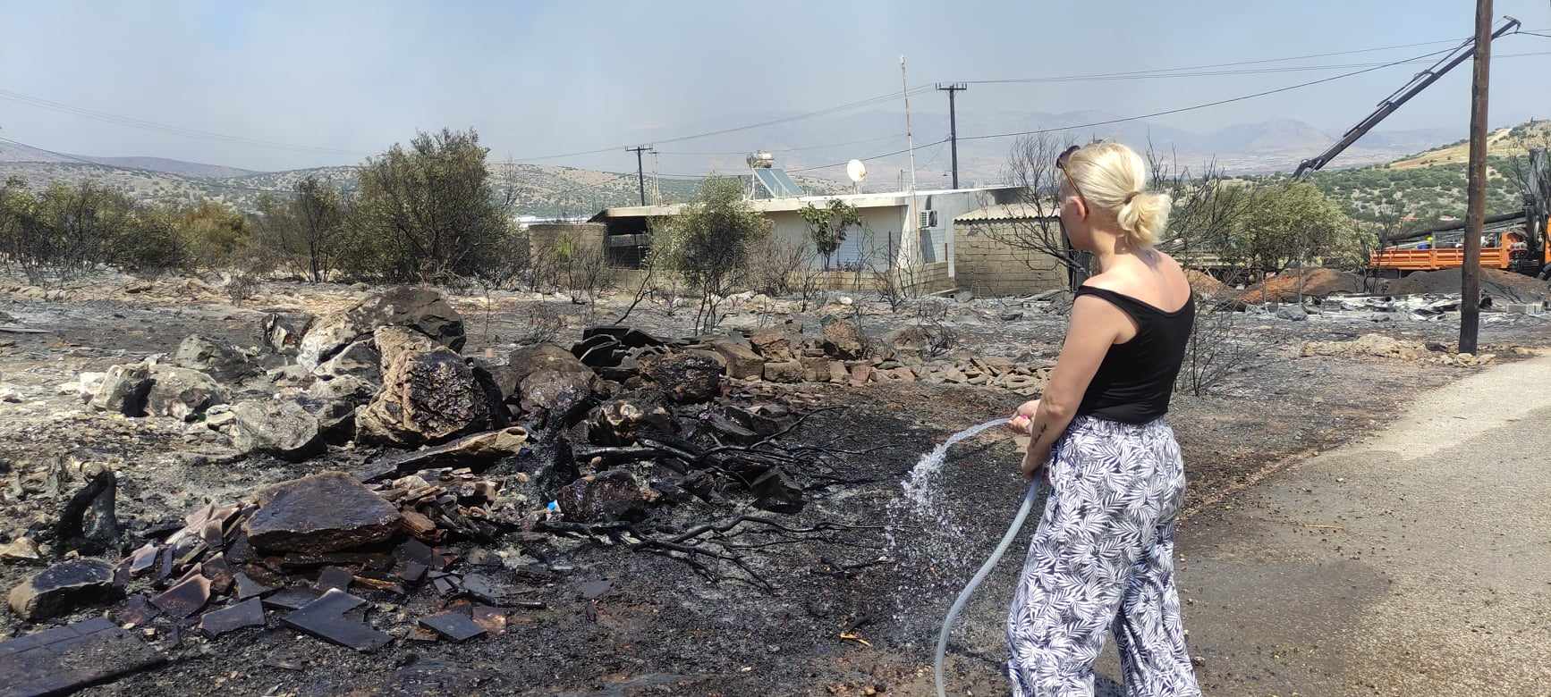 «Με έβγαλαν με το ζόρι οι αστυνομικοί» – H «Κ» στις στάχτες της Μάνδρας-8