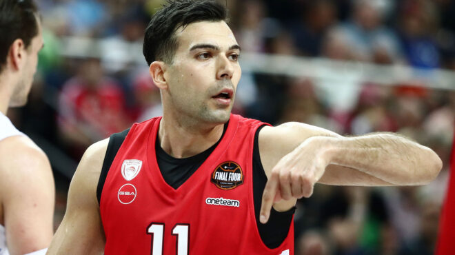 κανείς-δεν-έκανε-ένα-βήμα-πίσω-562507807