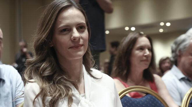 αχτσιόγλου-νέο-σύγχρονο-αριστερό-κόμ-562523437