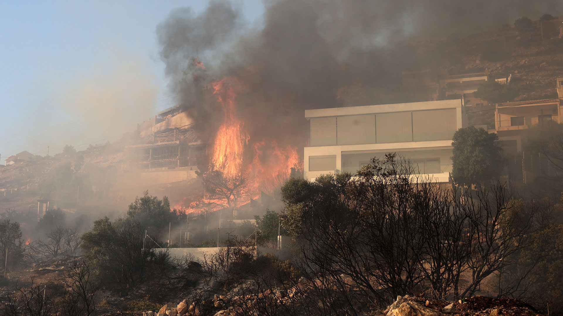 Πυρκαγιές: Νύχτα αγωνίας στη Σαρωνίδα – Μάχη με τις αναζωπυρώσεις σε Λουτράκι και Δερβενοχώρια-1