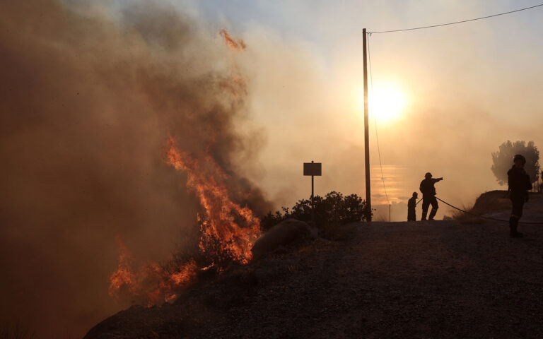 μάχη-με-τις-φλόγες-σε-λουτράκι-σαρωνίδ-562525264