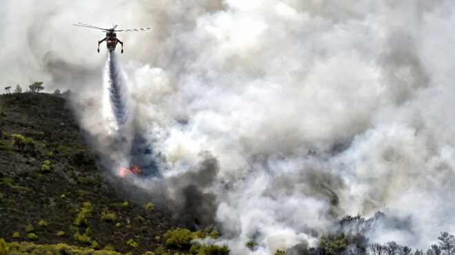 πυρκαγιές-μάχη-με-τις-φλόγες-για-τρίτη-562528198