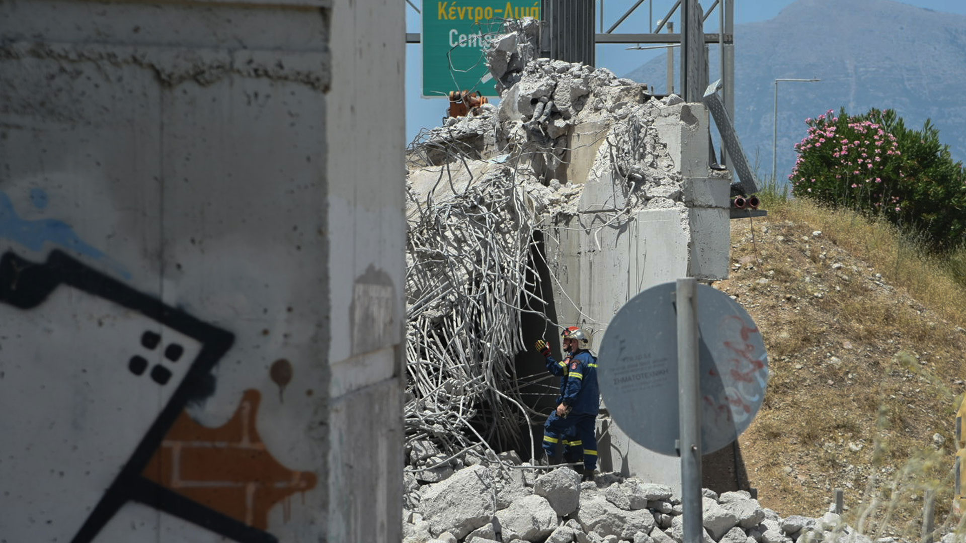 Πάτρα: Αγωνία στα χαλάσματα της γέφυρας – Τέσσερις συλλήψεις για την κατάρρευση-3