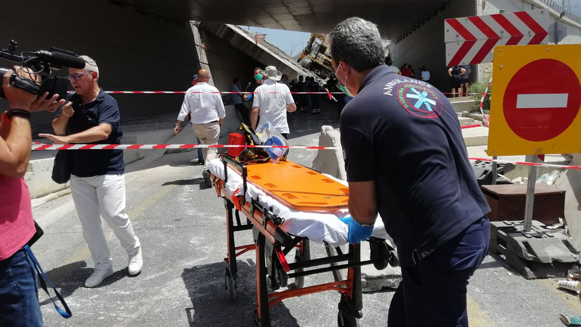 Κατάρρευση γέφυρας στην Πάτρα – Αναφορές για έναν νεκρό και πολλούς τραυματίες-3