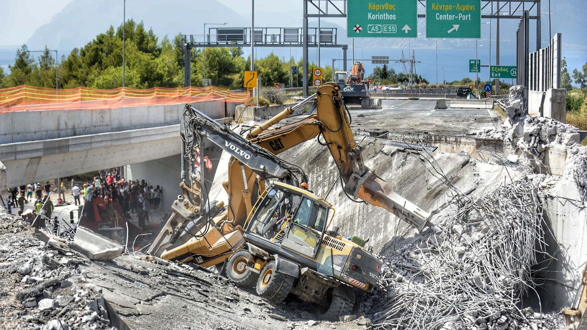 Πάτρα: Αγωνία στα χαλάσματα της γέφυρας – Τέσσερις συλλήψεις για την κατάρρευση-4