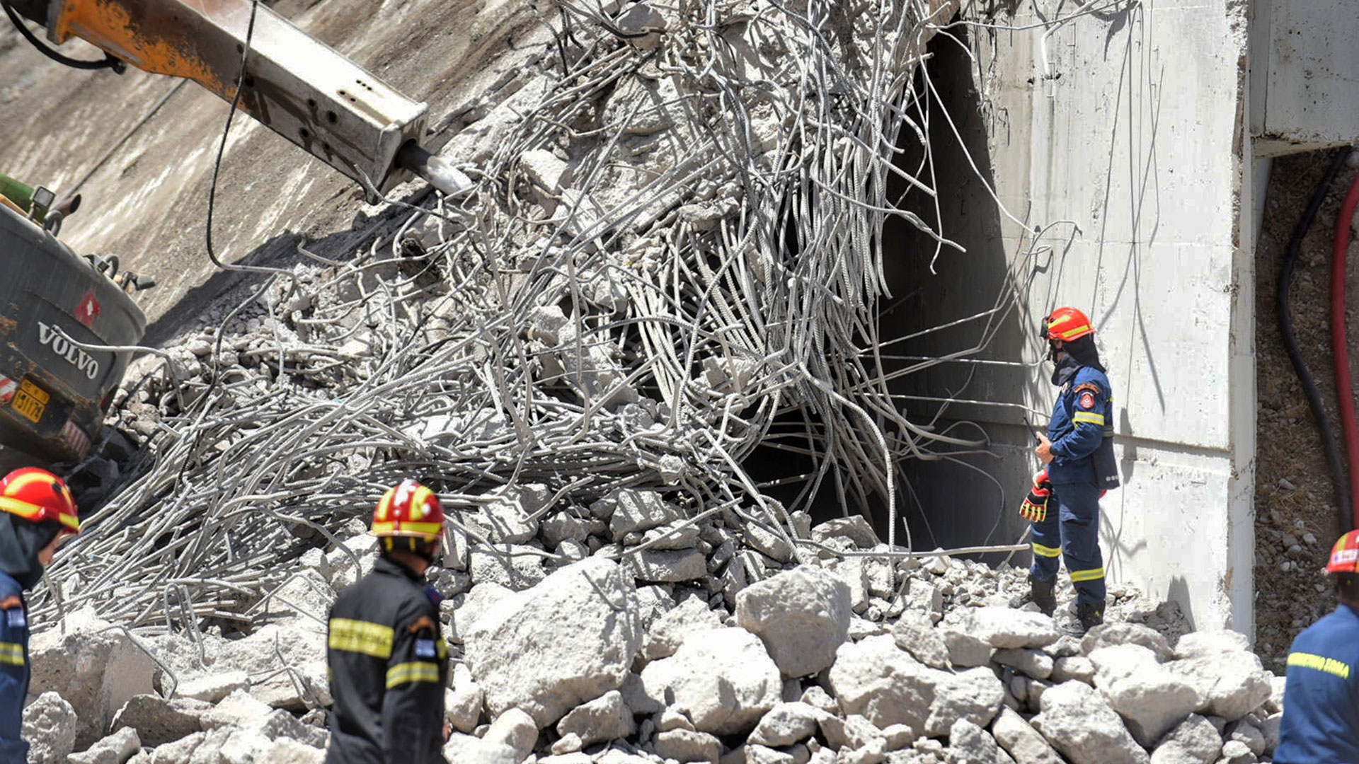 Πάτρα: Αγωνία στα χαλάσματα της γέφυρας – Τέσσερις συλλήψεις για την κατάρρευση-2