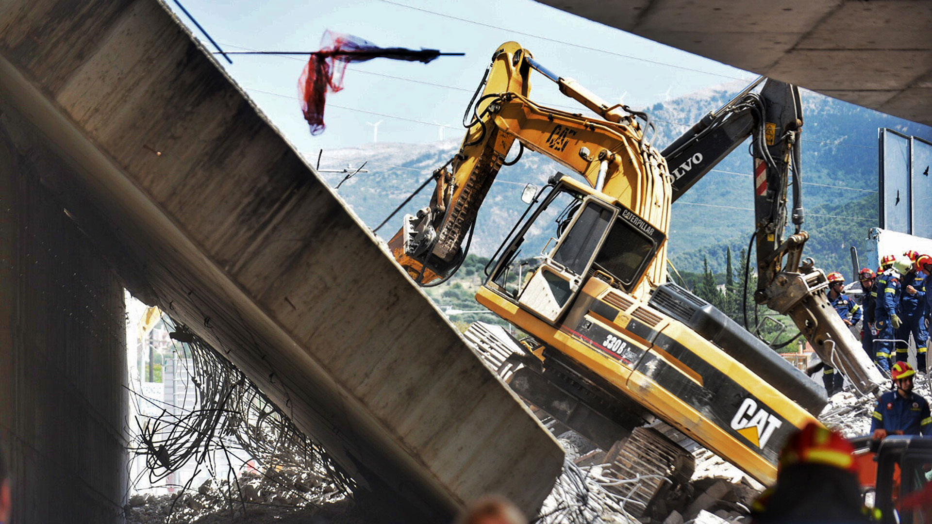Πάτρα: Αγωνία στα χαλάσματα της γέφυρας – Τέσσερις συλλήψεις για την κατάρρευση-1