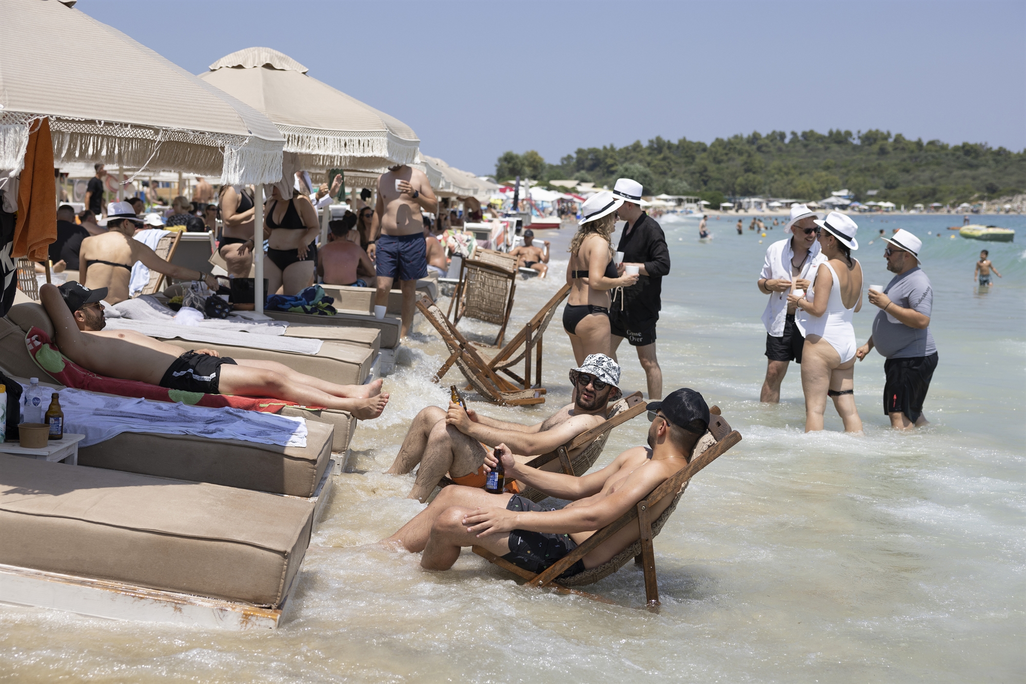 O «ιός» της Μυκόνου χτύπησε τη Χαλκιδική-1