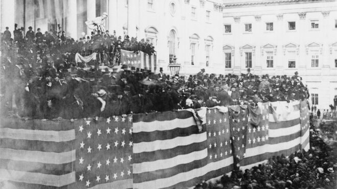 τα-δύο-άκρα-που-ένωσε-ο-εμφύλιος-562502953