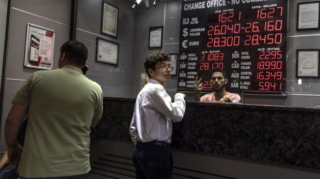 συνεχίζεται-η-κατρακύλα-της-λίρας-παρ-562507117