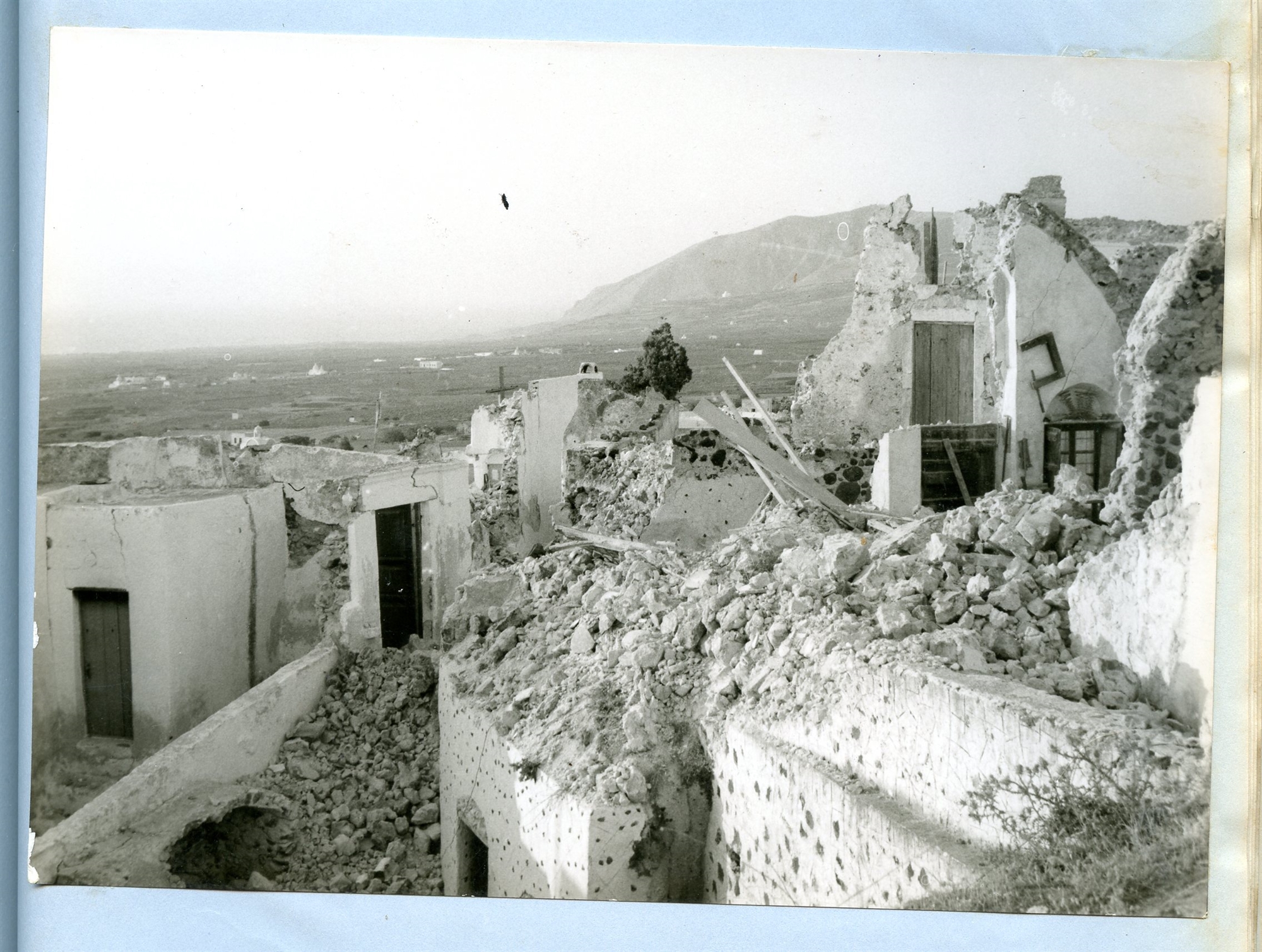 9 Ιουλίου 1956, στην ισοπεδωμένη από τον σεισμό Σαντορίνη-4