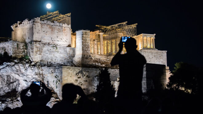 τα-φεγγάρια-του-αυγούστου-562528576