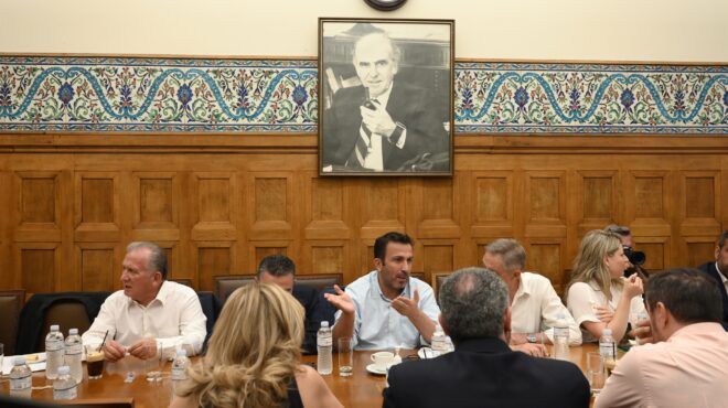 εντός-και-εκτός-ο-μητσοτάκης-ο-ελπιδοφ-562529593