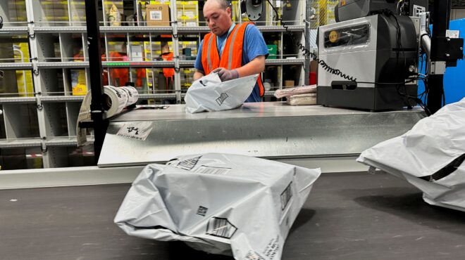 με-στοιχεία-από-την-amazon-η-μάχη-κατά-της-φο-562540723