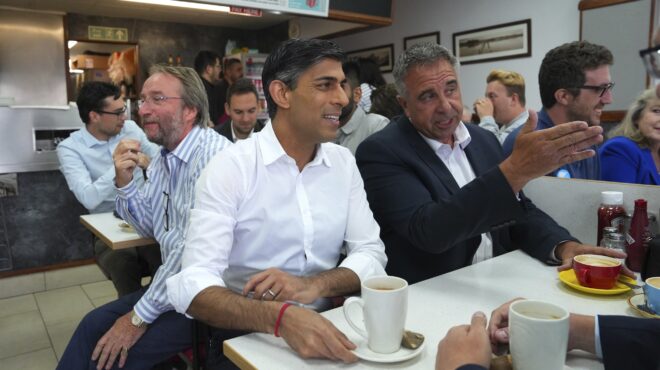 ρίσι-σούνακ-κάλυψαν-με-μαύρο-ύφασμα-τη-562533169