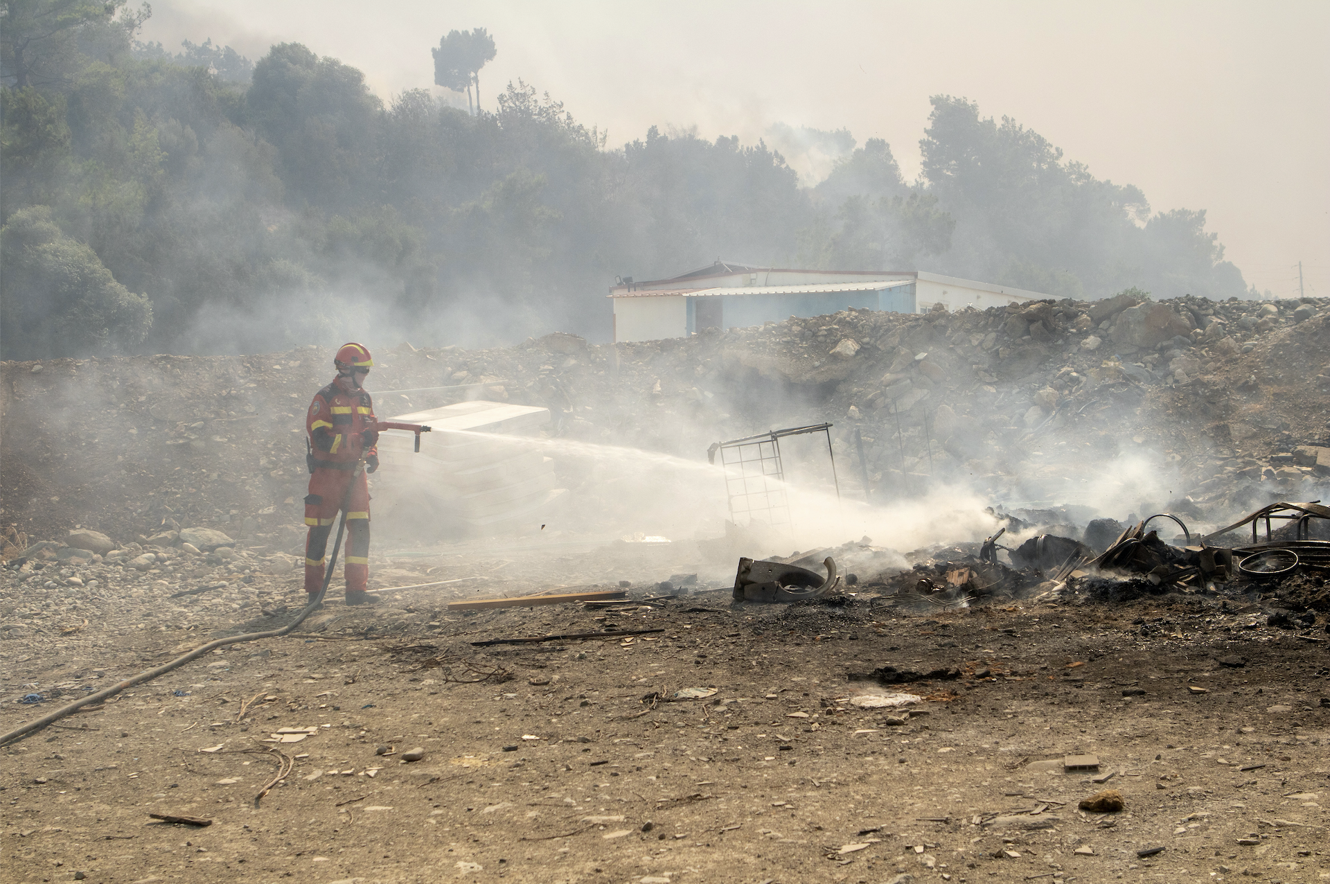 Πέμπτη εφιαλτική νύχτα στη Ρόδο: Εικόνες «Αποκάλυψης» στο νησί-1