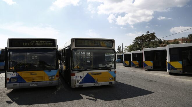 με-κάρτα-η-επιβίβαση-σε-παλιά-λεωφορεί-562511440