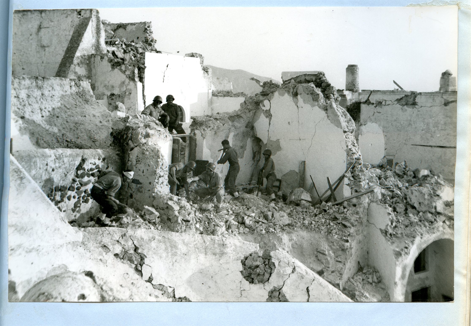 9 Ιουλίου 1956, στην ισοπεδωμένη από τον σεισμό Σαντορίνη-3