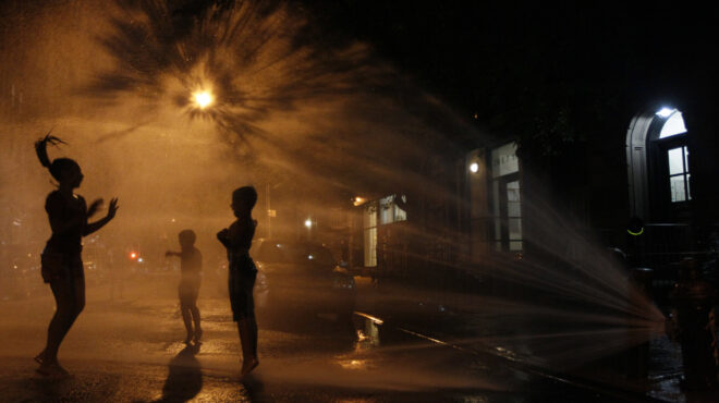 οταν-καίγεται-το-σπίτι-του-διπλανού-σο-562506367
