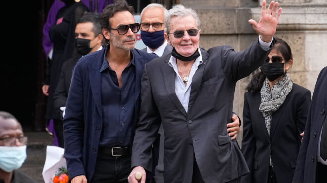 τα-παιδιά-του-αλέν-ντελόν-μηνύουν-τη-σύ-562509784